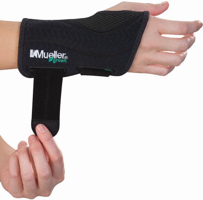 Mueller GREEN FITTED WRIST BRACE Фиксатор на запястье